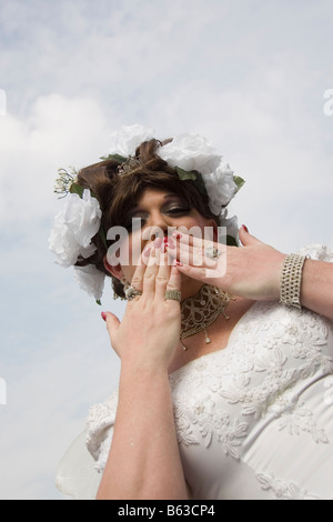 Basso angolo di visione di un uomo gay soffia un bacio Foto Stock