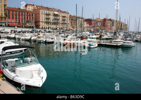 Imbarcazioni da diporto ormeggiata nel porto di Nizza, Côte d'Azur, nel sud della Francia Foto Stock