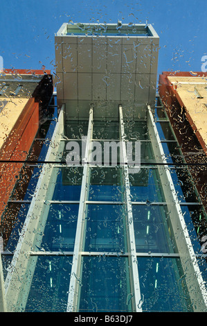 Gateshead baltic arts center vista dal pubblico uscio attraverso il tetto di vetro dell'edificio principale esterno Foto Stock