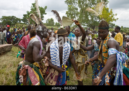 Giovani uomini Kabye ballare durante l'annuale cerimonia di iniziazione chiamato Evala Festival, nella regione di Kara del Togo. Foto Stock