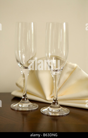Due bicchieri di champagne con biancheria su un tavolo Foto Stock