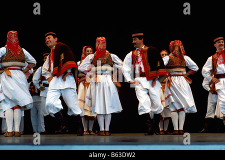 Un croate di balli di gruppo di eseguire sul palco in costume tradizionale Foto Stock