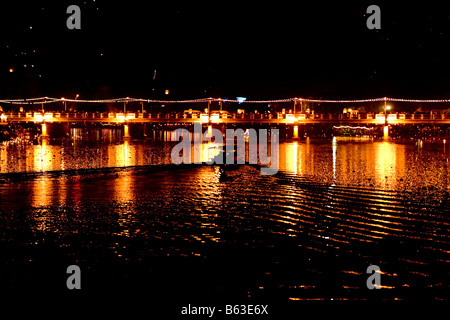 Loi Kratong Festival in Chiang Mai Thailandia il ponte sopra il fiume Ping come celebrazioni passare attraverso la notte Foto Stock