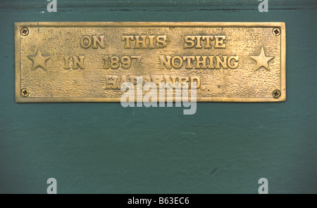 Avviso umoristico su una vecchia porta in Pennsylvania, USA: "Su questo sito nel 1897 non è successo niente". Foto Stock