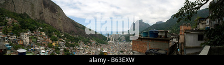 Vista panoramica di Rocinha - la più grande favela / baraccopoli di Rio de Janeiro, Brasile Foto Stock