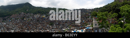 Vista panoramica di Rocinha - la più grande favela / baraccopoli di Rio de Janeiro, Brasile Foto Stock