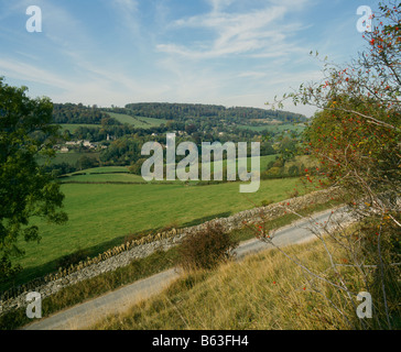 Vista dell'idilliaca Valle Slad e Slad villaggio nel Gloucestershire, Cotswolds, England, Regno Unito, Europa Foto Stock