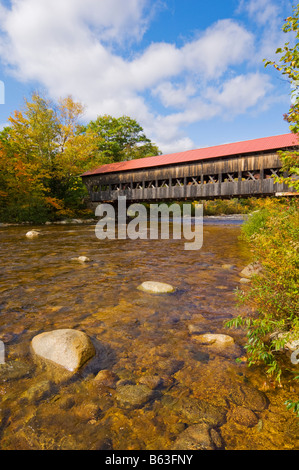 Albany coperto ponte sopra il fiume Swift Kancamagus Scenic Highway Route 112 White Mountains del New Hampshire USA Stati Uniti Foto Stock