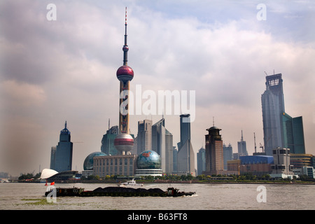 Shanghai Pudong Chna Skyline giorno TV Tower con carbone Barge davanti con marchi Foto Stock