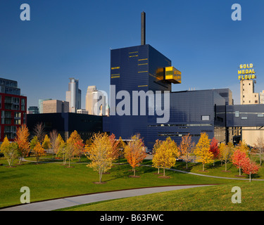 Colorato alberi di acero al Guthrie Theater di Minneapolis con medaglia d oro farina silos in autunno Foto Stock