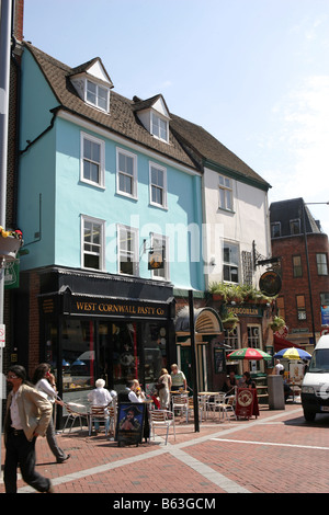 Una vista di Broad Street nel centro di Reading, Berkshire, Inghilterra. Foto Stock