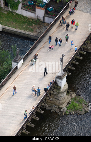 Persone su un ponte, vista aerea, fiume Moldava, Krumlov, Est Europa Foto Stock