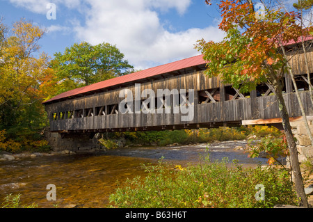 Albany coperto ponte sopra il fiume Swift Kancamagus Scenic Highway Route 112 White Mountains del New Hampshire USA Stati Uniti Foto Stock