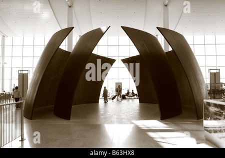 Sfere inclinato in un terminale in Aeroporto Internazionale Pearson di Toronto in Canada Foto Stock