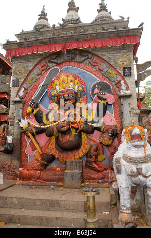 Statua di Kala Bhairab nero a Shiva il distruttore in Durbar Square a Kathmandu in Nepal Foto Stock