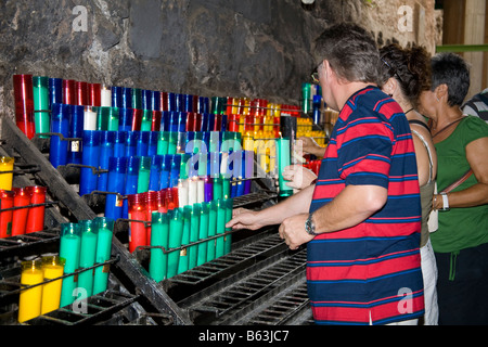 Adoratori accendendo candele all'interno della Basilica di Montserrat, Montserrat, vicino a Barcelona, Spagna Foto Stock