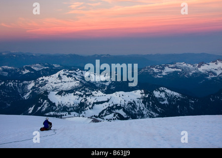 Un scalatore gode di sunrise dall alto della Easton ghiacciaio sul Monte Baker Mount Baker Recreation Area di North Cascades Washington Foto Stock