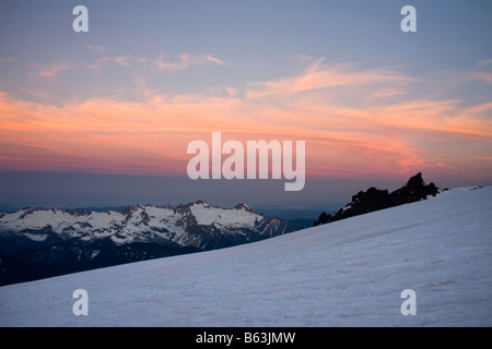 Nuvole rosa sopra la sorella gemella dalla gamma alta sul ghiacciaio Easton a sunrise Mount Baker Recreation Area di North Cascades Wa Foto Stock