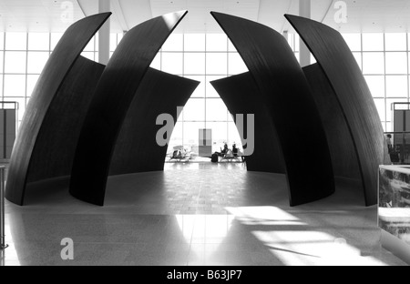 Sfere inclinato in un terminale in Aeroporto Internazionale Pearson di Toronto in Canada Foto Stock