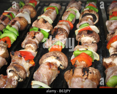 Salsiccia shish kebab su spiedini per la cottura alla griglia Foto Stock