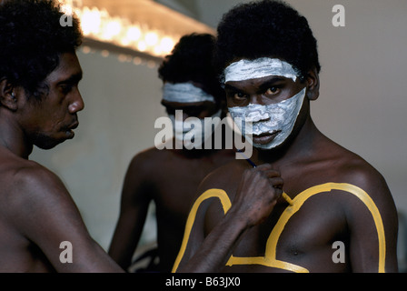 Aborigeni Australiani pittura visi e corpi Backstage in preparazione per una performance sul palco Foto Stock