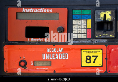 Primo piano di una vecchia pompa di benzina pubblicità il prezzo corrente sul display LCD digitale Foto Stock