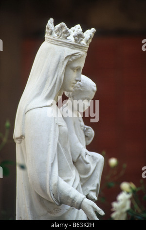 La statua della Vergine Maria con il bambino Gesù in braccio. Foto Stock