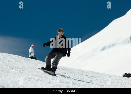 Yong snowboarder a Turoa campi da sci, Ruapehu, Nuova Zelanda Foto Stock