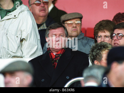 Il sir Alex Ferguson guardando suo Figlio Darren giocando per i Lupi a Nottingham Forest Foto Stock