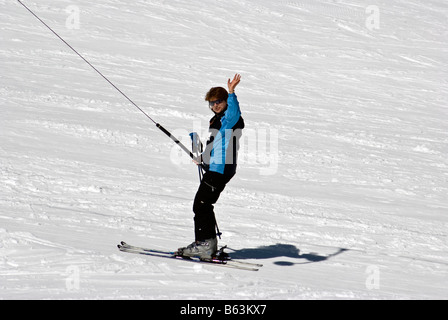 Donna felice a Turoa campi da sci, Ruapehu, Nuova Zelanda Foto Stock