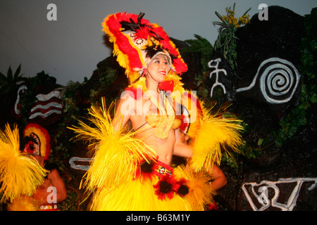 Il tahitiano Dancer nel mantello di erba Foto Stock