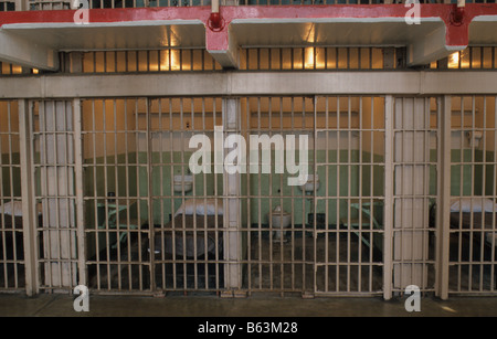 La prigione di Alcatraz, la baia di San Francisco, tipica cella sbarrata/gabbia. Foto Stock