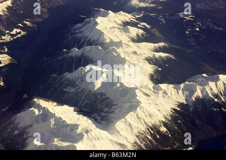 Una coperta di neve la gamma delle Alpi visto da un aeroplano che vola al di sopra Foto Stock