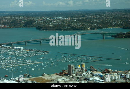 Vista guardando a nord-ovest dalla Sky Tower nel centro della città di Auckland in Nuova Zelanda Foto Stock