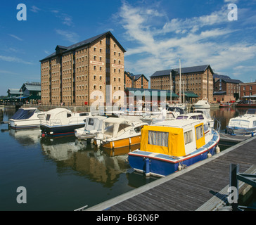 Luglio 1995: Marina e modernizzato i depositi in ex docks, Gloucester, Severn Vale, Gloucestershire, England, Regno Unito, Europa Foto Stock