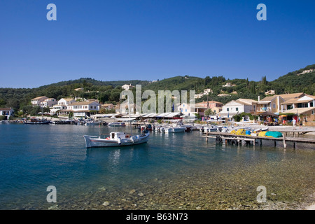 Il greco la pesca in barca nel porticciolo di San Stephanos, Corfù, Grecia Foto Stock