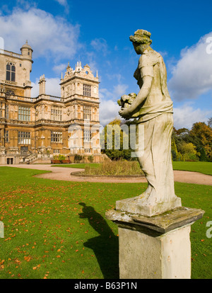 In prossimità di una statua di pietra sul prato di fronte Wollaton Hall di Nottingham, Nottinghamshire REGNO UNITO Inghilterra Foto Stock