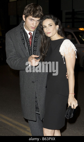 Demi Moore e il marito Ashton Kutcher che frequentano il premier dell'ineccepibile Odeon covent garden di Londra il 26 novembre 2008 Foto Stock