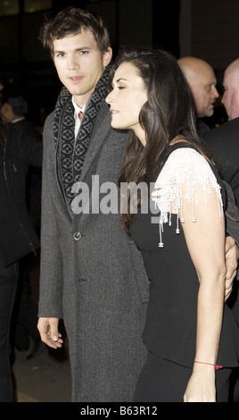 Demi Moore e il marito Ashton Kutcher che frequentano il premier dell'ineccepibile Odeon covent garden di Londra il 26 novembre 2008 Foto Stock