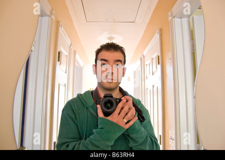 Un ritratto di un fotografo in un colpo di se stesso Foto Stock