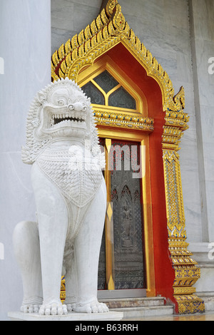 Leone in marmo immagine a Wat Benchamabophit Dusitvanaram, un tempio buddista nel quartiere di Dusit di Bangkok in Thailandia. Foto Stock