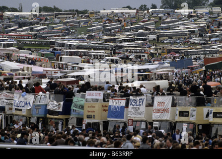 Vehiches e gli spettatori presso la Epsom Derby Epsom, Inghilterra 1995 Foto Stock