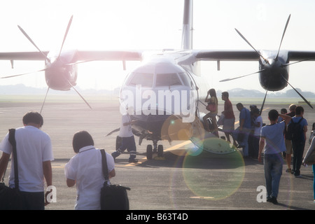 I turisti a piedi verso il traffico passeggeri in aeroporto Clark, Angeles City, Filippine Foto Stock