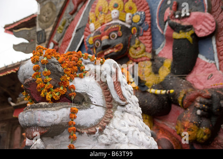 Statua di Kala Bhairab nero a Shiva il distruttore in Durbar Square a Kathmandu in Nepal Foto Stock