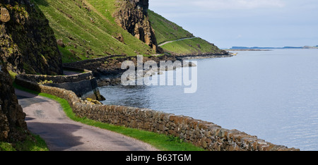 Avvolgimento di una singola corsia road - B8035 - lungo la rupe sopra Loch Na Keal, Isle of Mull, Scozia Foto Stock