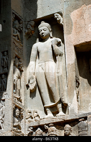 Buddha in Varadamudra, ala sinistra facciata della grotta n. 19 Janata grotte , Aurangabad, India Foto Stock