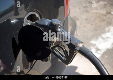 Presso la pompa del gas riempiendo il serbatoio Foto Stock