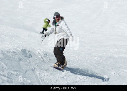 Giovani femmine snowboarder a Turoa campi da sci, Monte Ruapehu, Nuova Zelanda Foto Stock