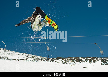 Jumping snowboarder a Turoa campi da sci, Ruapehu, Foto Stock