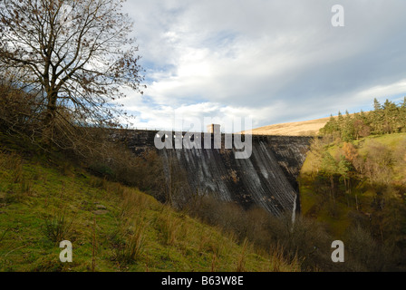 La diga di Grwyne Fawr serbatoio in montagna nera del Galles Foto Stock